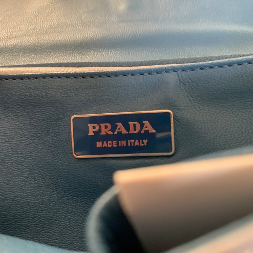 PRADA - Picture 4 of 7